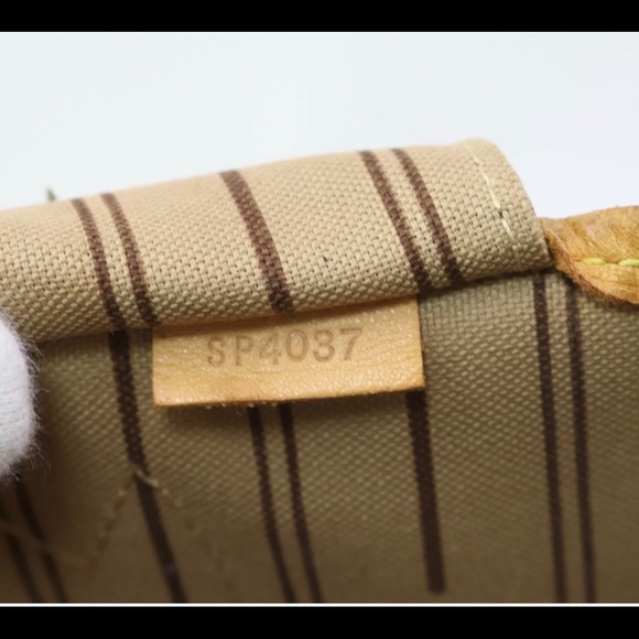 SOLD %Authentic Louis Vuitton Neverfull MM - Picture 9 of 15